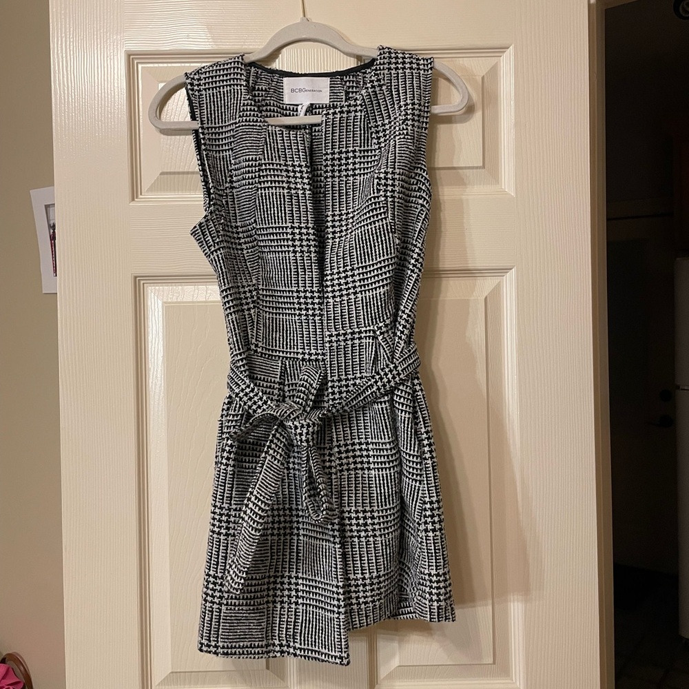 BCBGeneration Black & White Houndstooth Knit Belted Wrap Sleeveless Dress Jacket